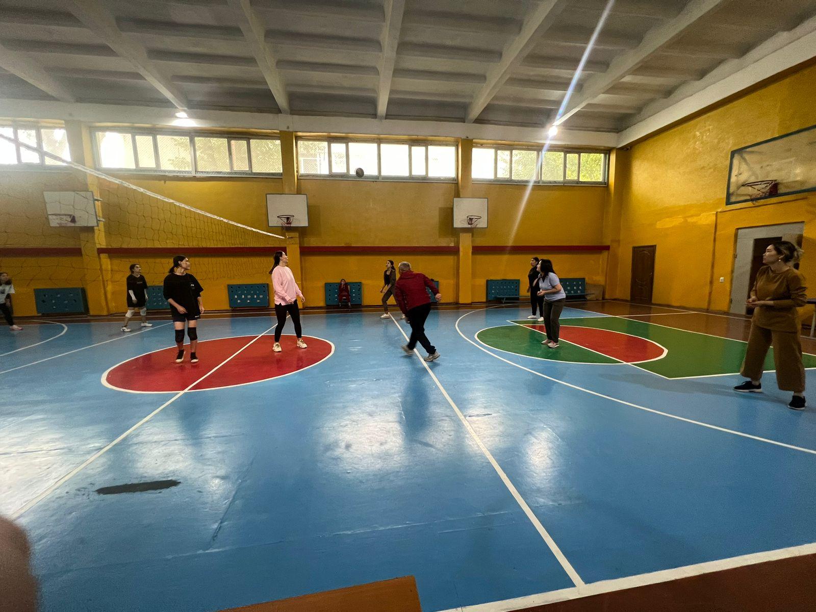 Мектепішілік қыздар арасында волейболдан сайыс өткізілді.