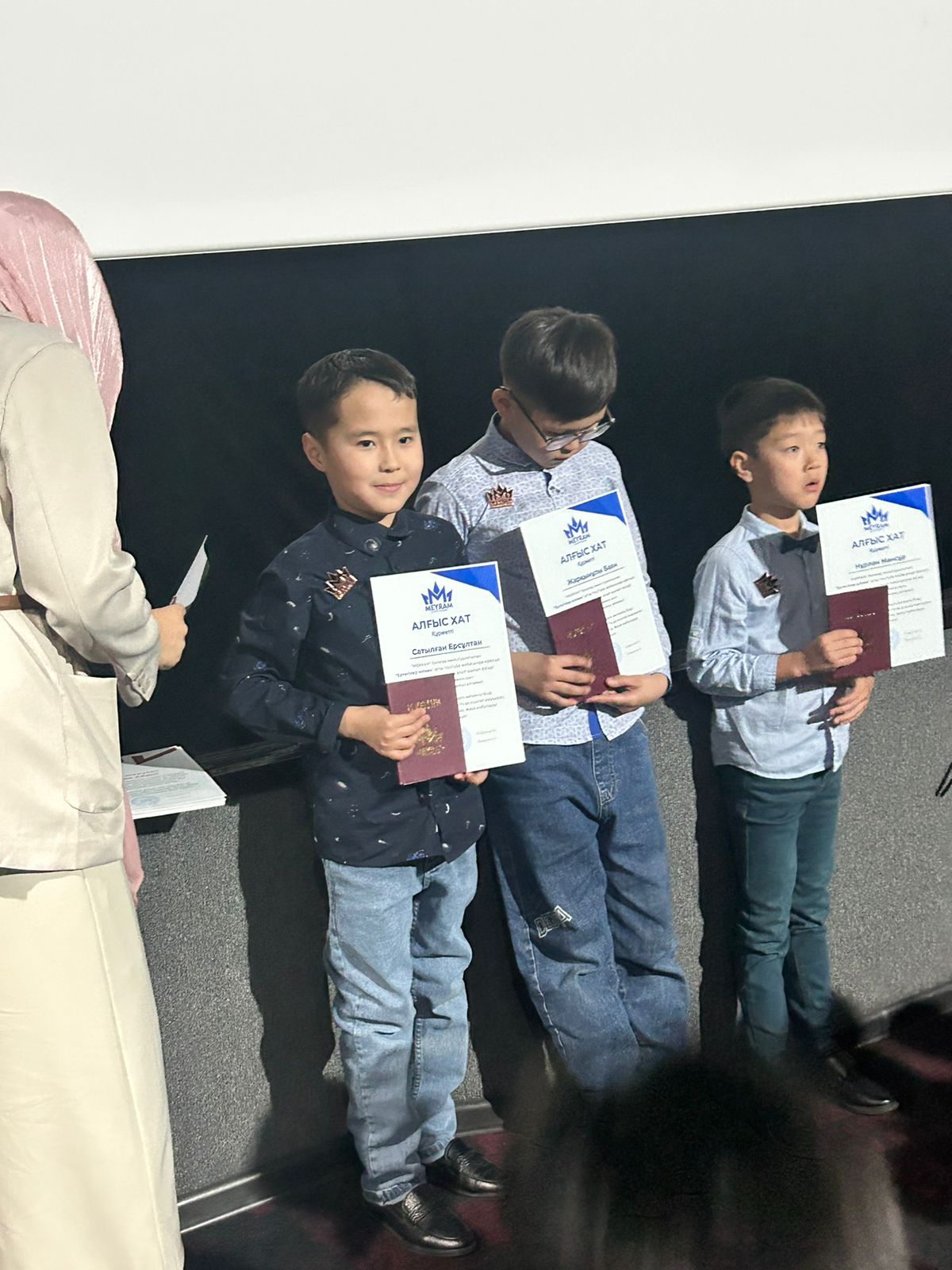 Мейрам киностудиясы түсірген «Ертегілер елінен» атты фильмге Ғ.Мүсірепов атындағы №86 мектеп-гимназиясының 3 «В» сынып оқушысы Сатылған Ерсұлтан түсіп,  Алғыс хатпен марапатталды. Құттықтаймыз! Сынып жетекшісі Иманбаева Арай.