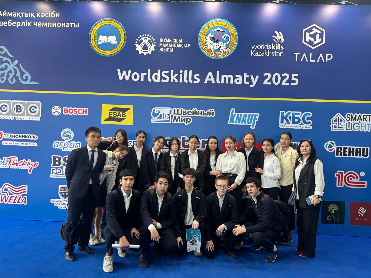 Алматы қаласының әкімшілігінің қолдауымен 9 сәуір күні алғаш рет «WorldSkills Almaty-2025»  Атакент көрмесінде колледждердің ашық есік күні өтті.