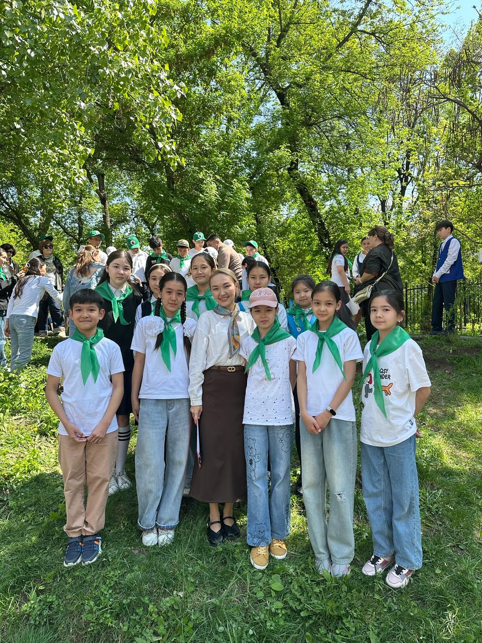 ☘️21-30 сәуір аралығында Ғылыми жаратылыстану пәндер бірлестігінің апталығында Жасыл ел бағдарламасының орындалуына ат салысып “Жасыл желек-Жер ана жүрегі” атты экологиялық акция ұйымдастырылды.