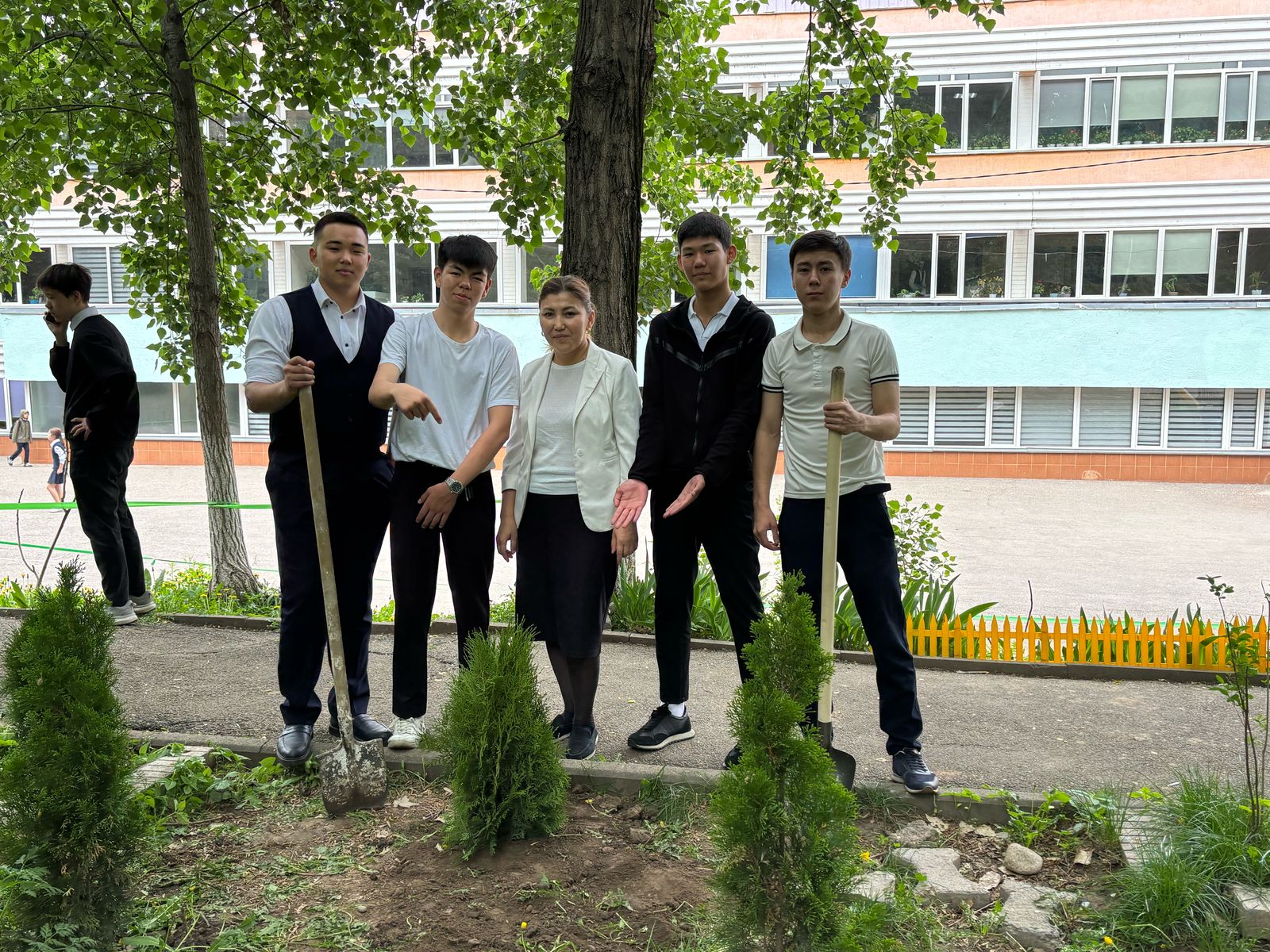 Бүгін Ғ.Мүсірепов атындағы №86 мектеп-гимназиясының 11-сынып оқушылары өздерінің ересек өмір жолын мектеп ауласына ағаш отырғызудан бастады.