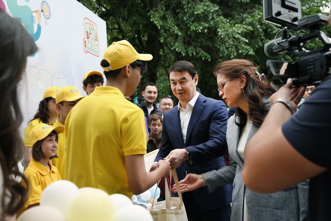 Сегодня Аким Алматы Дархан Сатыбалды открыл традиционный городской фестиваль «BALA FEST. JARYQ SKILL FEST», приуроченный к Международному дню защиты детей.