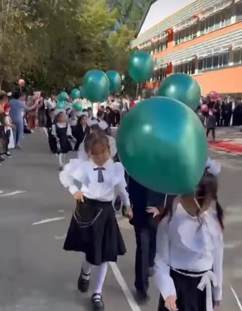 "Мектебім-мейірім мекені!"